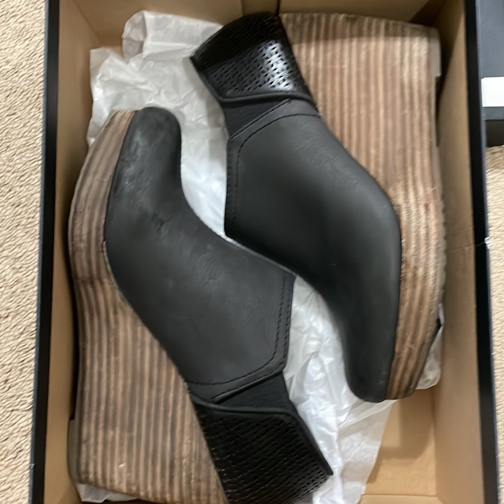 Comfy and stylish wedges by Dr. Scholl’s. - Picture 4 of 5